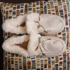 Cozy Cream Fur-Lined Women's Slippers